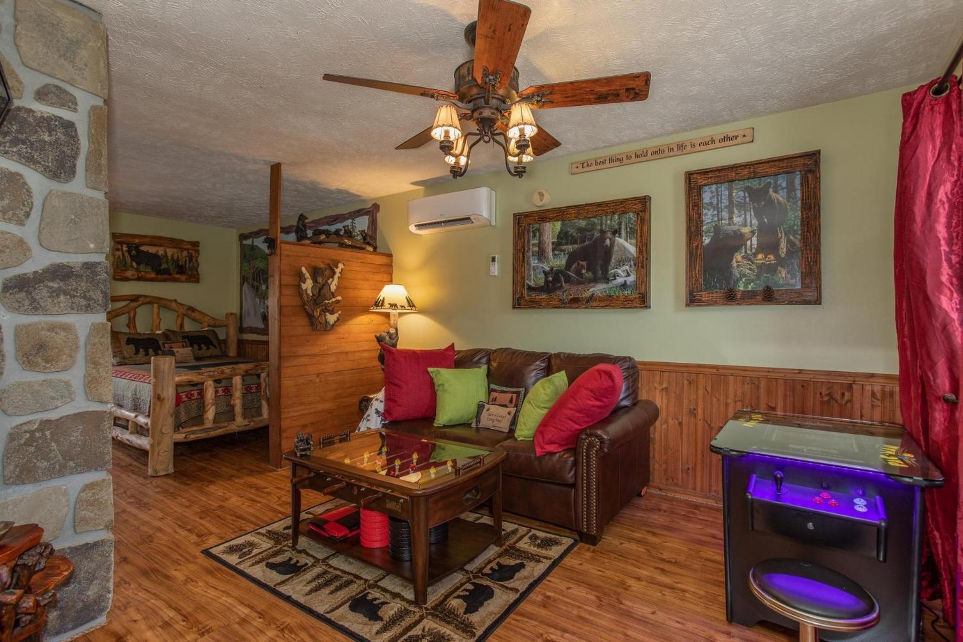 Bear Mountain Hollow-Free Dollywood Ticket- Cozy Cabin With A Hot Tub, Arcade & Deck Close To Town Pigeon Forge Ngoại thất bức ảnh